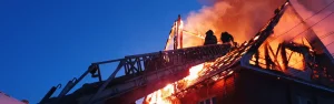 POMPIERS INTERVENANT SUR UNE MAISON RAVAGÉE PAR UN INCENDIE