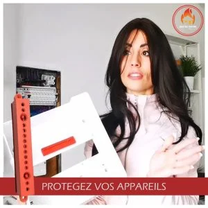 la barrette extincteur installée avec son double face autocollant sur le dos du couvercle d'un tableau électrique
